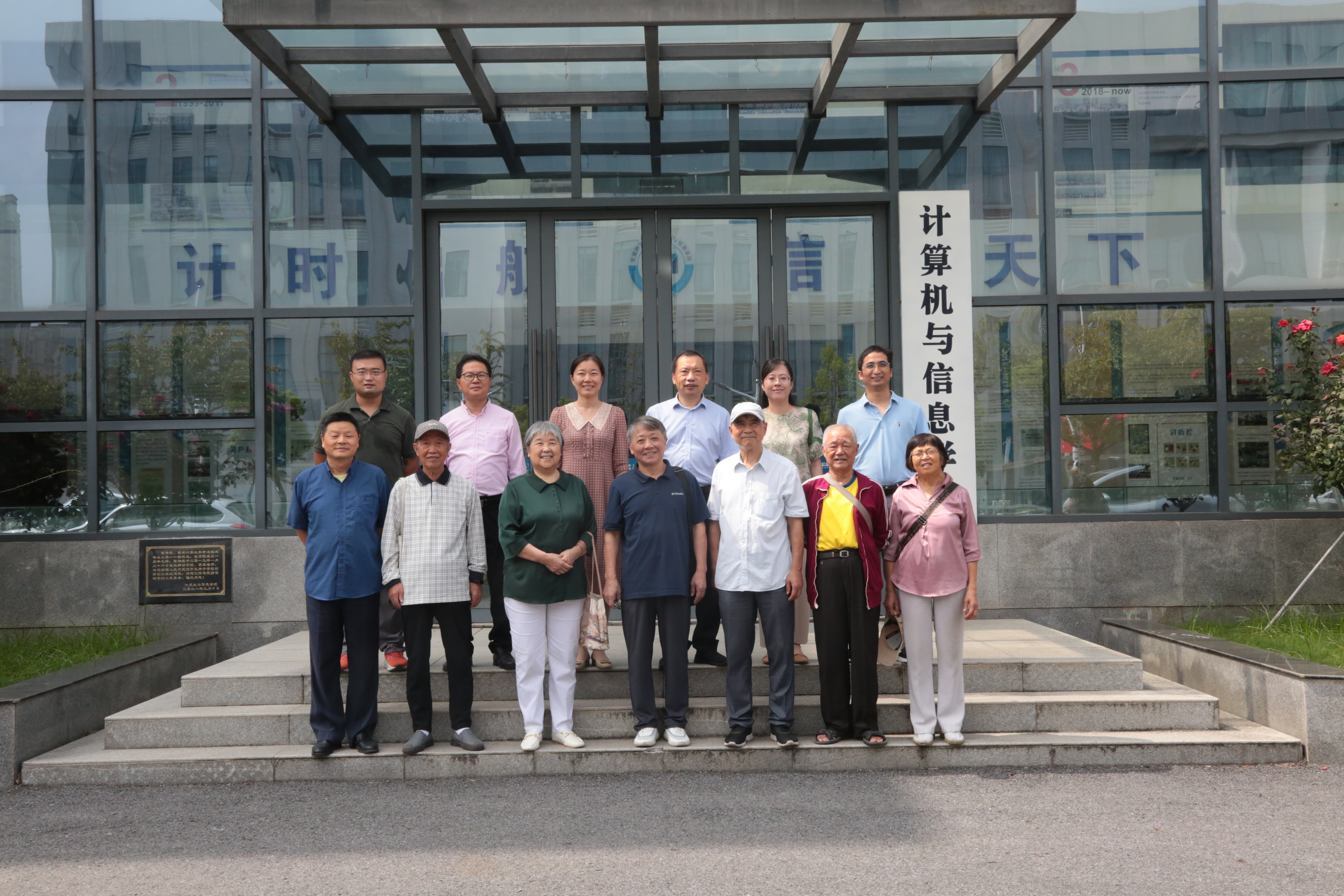 银发生辉 共话发展丨402cc永利集团召开2025年国庆中秋退休老同志座谈会